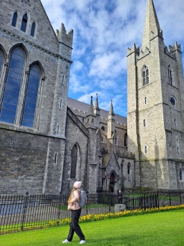 Porovnání mé velikosti a velikosti nejslavnější katedrály v Dublinu - ne-li v celém Irsku -, katedrály svatého Patrika. Kupodivu nebyla katedrála přímo v centru, muselo se k ní jít z hlavních uliček jít cca 15 minut pěšky.