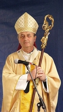 Jan Graubner, archbishop of Olomouc. He is holding a crosier, that was made by sculptor Otmar Oliva in 1994. foto: Michal Maňas (https://commons.wikimedia.org/wiki/File:Jan_Graubner.jpg)