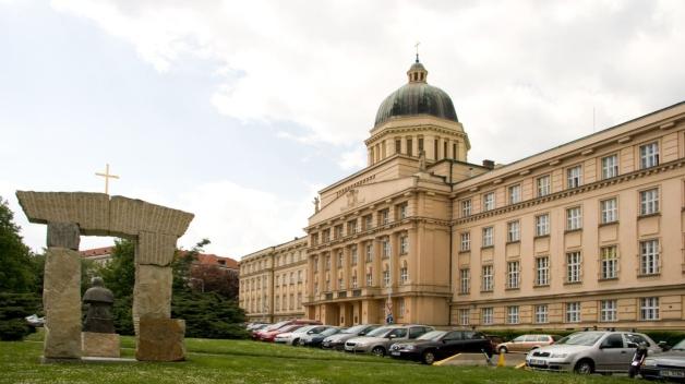 Městský soud v Praze přiznal Jaroslavu Brožovi odkladný účinek  žaloby proti odvolání z funkce děkana KTF UK