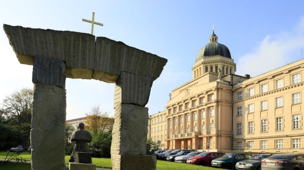 Akademický senát KTF UK přijal návrh na odvolání děkana