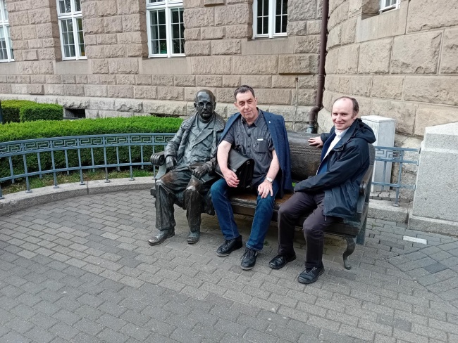 Před fakultou – Josef Bartoň a Robert Dittmann s bronzovým zakladatelem poznaňské univerzity (UAM) Stanisławem Kozierowským