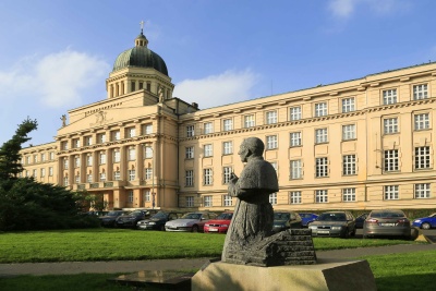 Katolická teologická fakulta UK se sochou kardinála Josefa Berana od Stanislava Hanzíka