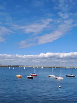 Dún Laoghaire, přístav na jižním pobřeží Dublinu, který je z Maynoothu dostupný pomocí hromadné dopravy.