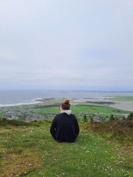 Na jednom mém z nejoblíbějších míst, co se týče irské přírody, na Knocknareaře, v hrabství Sligo. Bylo z ní vidět na Atlantický oceán a kolem ní hory. Všude nádherná příroda.