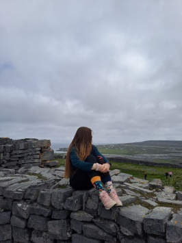 Fotka z Inishmore, z jednoho z největších Arranských ostrovů. Jeli jsme k němu z Galwaye lodí, která se nebezpečně houpala. Kvůli děsivému houpání jsem si pak ani moc neužila okružní plavbu zpět, kdy jsme proplouvali zpátky do Galawye, kolem Moherských útesů.