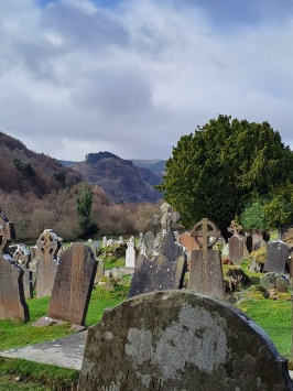 Významné irské místo Glandalough, a jeho pověstné hory se starodávným hřbitovem a typickými keltskými kříži, které lze najít po celém Irsku! Spíš je netypické, když narazíte na nějaký obyčejný kříž a ne na tento keltský.