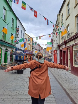 Cesta v irském národním parku Connemara, v hrabství Galwaye, na západě Irska. Západní Irsko je typické pro svou krajinu, folklór a rozsáhlé stáda oveček.  Pohled na Galwayskou hlavní třídu, která je proslulá svými malými krámky a taky pestrobarevnýma vlaječkama. Hledala jsem tam českou, ale bohužel jsem jí nenašla.